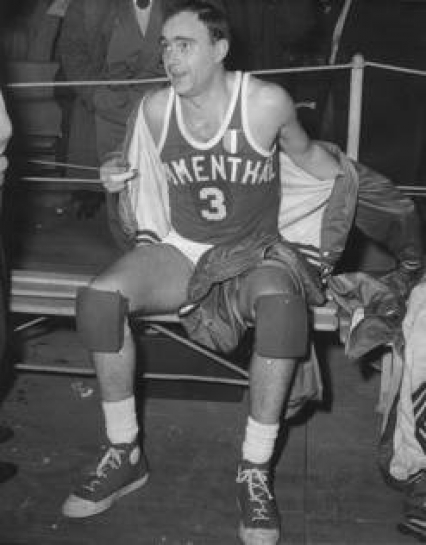 Romeo Romanutti in maglia Simmenthal con il numero 3, al tempo permesso.